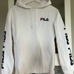Fila hoodie - En vit fila hoodie med luva Lite nopprig Storlek XS