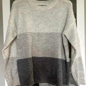 Stickad tröja - En grå stickad tröja  Använd skick. Nopprig Storlek XS