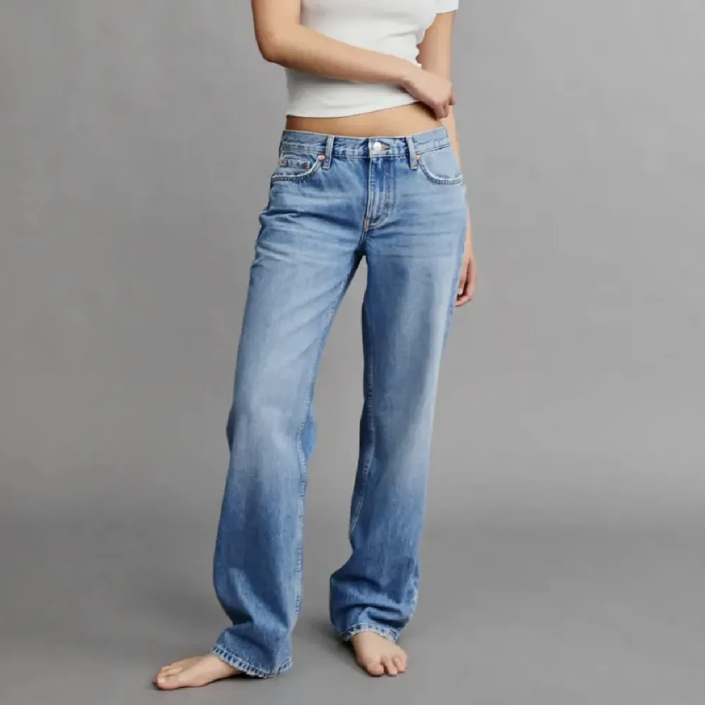 Lågmidjade jeans från ginatricot. Storlek 38. 200kr plus frakt. Jeans & Byxor.