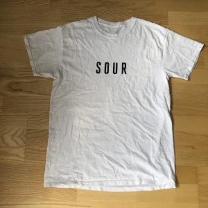 SOUR t-shirt - Sour solution t-shirt i storlek M, avänd men i bra skick. Köpt för 499kr 