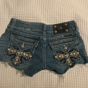 Miss Me jeans shorts  - Jätte snygga miss me jeans shorts med kors detalj på fickorna. Säljer då de är förstora på mig. Storlek: 27 Pris: 300kr Skriv för mer info och bilder💋