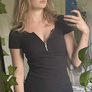  Svart tröja med dragkedja -  svart tröja med dragkedja bekvämt material bra skick tajt zipup 