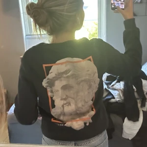 tröja - tröja med ett fett tryck på ryggen, mörkblå färg och i super bra skick!