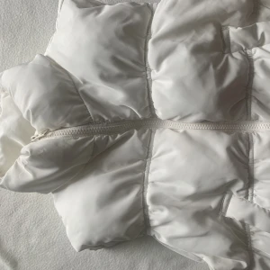 Vit väst - Säljer denna vita västen från h&m som jag säljer då den inte kommer till användning ord pris 200kr