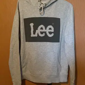 Lee hoodie som är använd , men i bra skick. Det finns några vita prickar på fickan , se bild 3, vet ej om det är i tyget eller någon färg   Tror att det är unisex storlek 