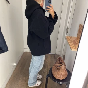 COS jacka!! - COS jacka! Jag säljer min höst/vinter jacka från COS! Jackan har en avtagbar luva, kan därav stylas på två olika sätt! Köptes förra hösten och har endast används fåtal gånger! Säljer för 1750 kr, säljer för 1600kr!🤩☺️