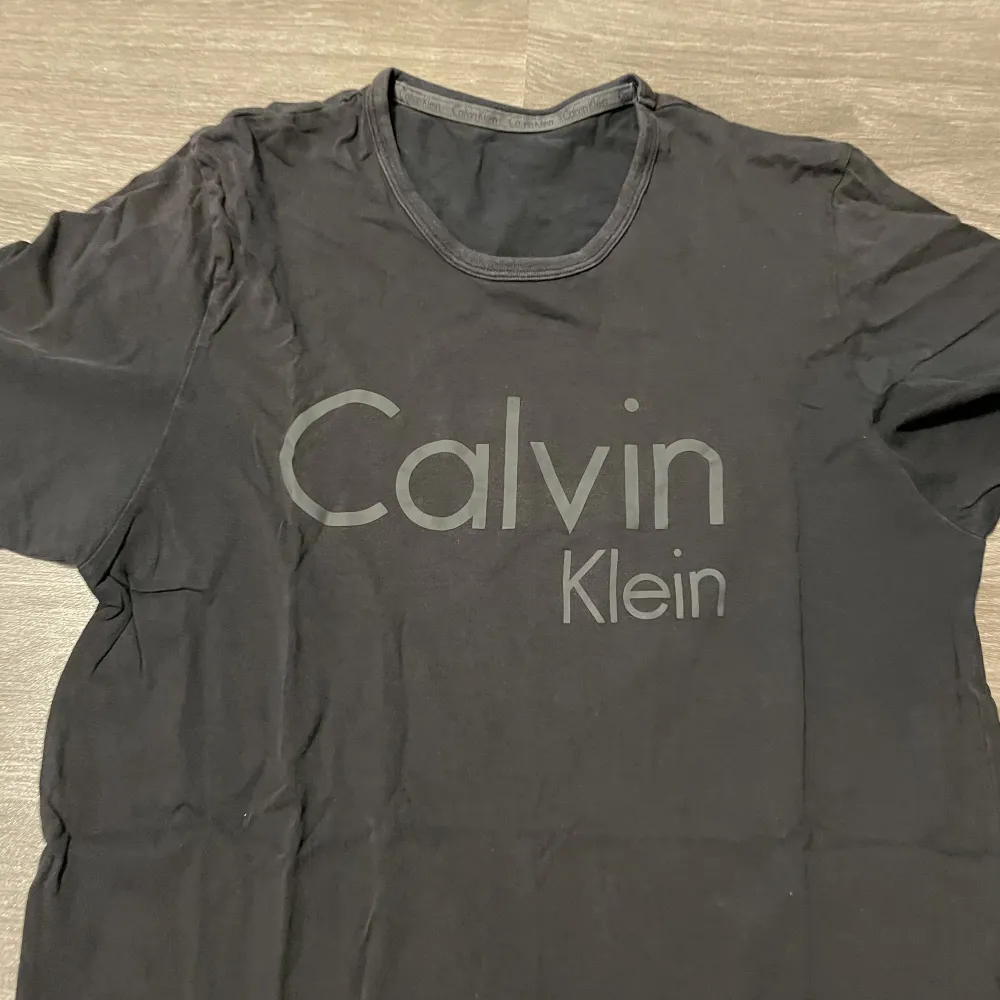T-Shirt från Calvin Klein i färgen svart. I storlek S.  I bra skick, dock lite urtvättad. Därav det låga priset. . T-shirts.
