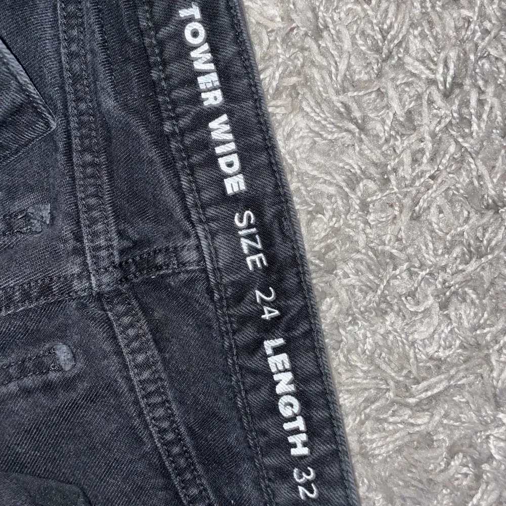 Svarta jeans från bikbok i modell ”tower wide”. Någon liten fläck på benet, har ej testat ta bort men skulle tro att det går bort. Ljuset gör så jeansen ser lite blekta ut. Nypris: 699. 180kr eller bud🫶. Jeans & Byxor.