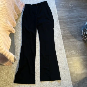 Kostymbyxor i mjukare material  - Vanliga sköna byxor som är vida 