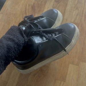Eytys skor - Eytys i storlek 39, en del av skosnöret är av men går att sätta på nya bara