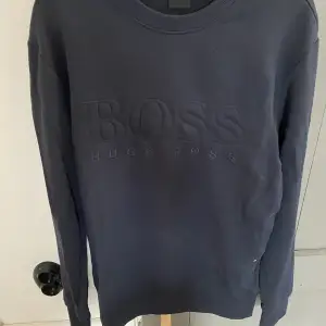 Säljer min hugo boss sweatshirt i storlek S pga att jag aldrig använder. Har haft den i typ 1 år men bara använd 1 gång så den är i väldigt bra skick. Den kostar 900 nypris. Pris kan diskuteras.