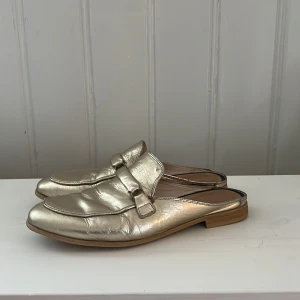 Mjus skor  - Fina Mjus skor i fint skick! Några små repor på vänster skon, men inget man tänker på! 