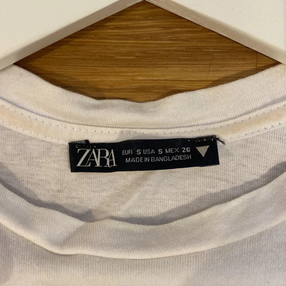 En jättefin volangtshirt från Zara. . T-shirts.