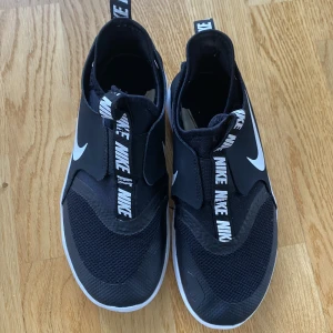 Sneakers  - Sneakers slip-in, Nike. Fina skor som är lätta och kan tvättas i tvättmaskinen. Funkar fint på idrottslektionen som utomhus.  Mycket bra skor. Kan skickas. Köparen betalar då portot. 
