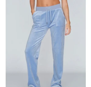 Juicy Couture Set - säljer nu mitt juicy sett ”Classic Velour” i färgen Bella Robia Blue för att den inte kommer till andvändning. Fick de förra året men har bara användt den ett par gånger. De är midwaist på mig som är 165. De har inga defekter, storlek M i båda delarna💞