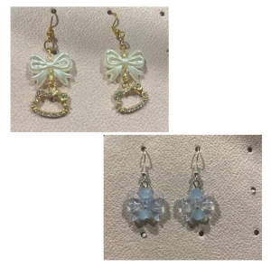 Söta örhängen - Säljer mina örhängen då dom var lite för stora för min smak. De blåa örhängena är endast testade och Hello Kitty örhängena är använda en gång (rengör dom båda innan jag postar såklart) Båda örhängena är i rostfritt stål. ❗️ 70kr styck ❗️