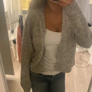 Kofta - Mysig grå kofta från pieces 🙌🏼 Köpt på vero moda