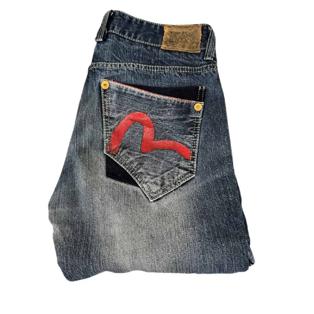 Vintage jeans från EVISU. Köpta från secondhand i Tyskland. Straight Leg. Storlek waist 30 mens size. Längd: 32. Mått går att få.  Pris: 1000kr, ej fast i sten. BUDA eller KÖP NU. . Jeans & Byxor.