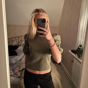 Glittrig top - En silver glittrig top med piff ärmar från monki, storlek s!🪩💕