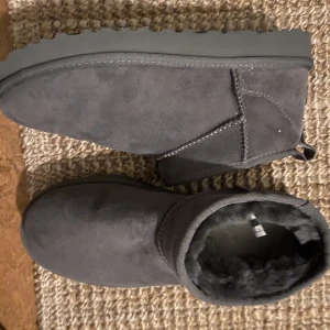 Uggs - Ett par superfina uggs i storlek 41 som är så gott som oanvända!! Säljes då de inte kommer till användning💕 Kan mötas upp i Göteborg eller frakta, men köparen står för frakten😊nypris 1995kr