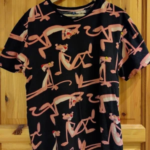 Rosa Pantern t-shirt - Kommer inte till användning då jag bytt klädstil. Skicket är bra, relativt välanvänd men inga defekter eller liknande.  Priset kan diskuteras vid snabb affär!