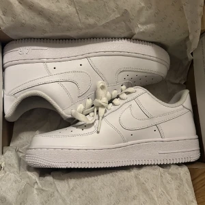 Nike Air Force  - Nya boxfresh Air force 1  Hade inte tid och lämna tbx dom så dom är helt nya. Slänger med ett ilägg med som jag köpte av JD gratis. 