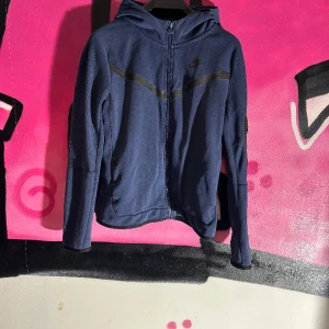 PAKET nike tech tracksuit - Nike tech äkta strlk 170 lite små nopper hål. Nike tech byxor äkta strlk 170 