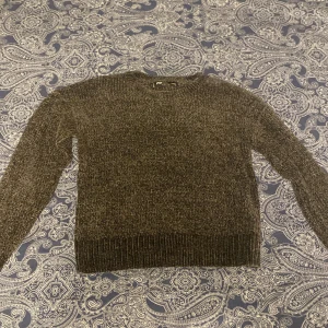 Mjuk långarmad tröja - Knappt använda så säljer dem, säljer båda för 70kr eller 40kr st.  De passar från xs-m🙂