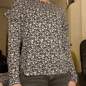 Tröja! - Fin långärmad tröja med volanger på axlarna! Väldigt sköt tyg men säljer pågrund av att den inte är i min ”still”! Nästan aldrig använd! Köpte den för 200 men säljer gör 50kr inklusive frakt!💗