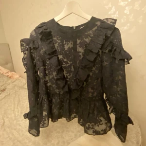 Spets blus  - Säljer denna super söta spets blus då den inte passade! Den är i storlek 38 men passar mer en 36! Hör gärna av dig vid frågor💓pris kan diskuteras vid snabb affär!