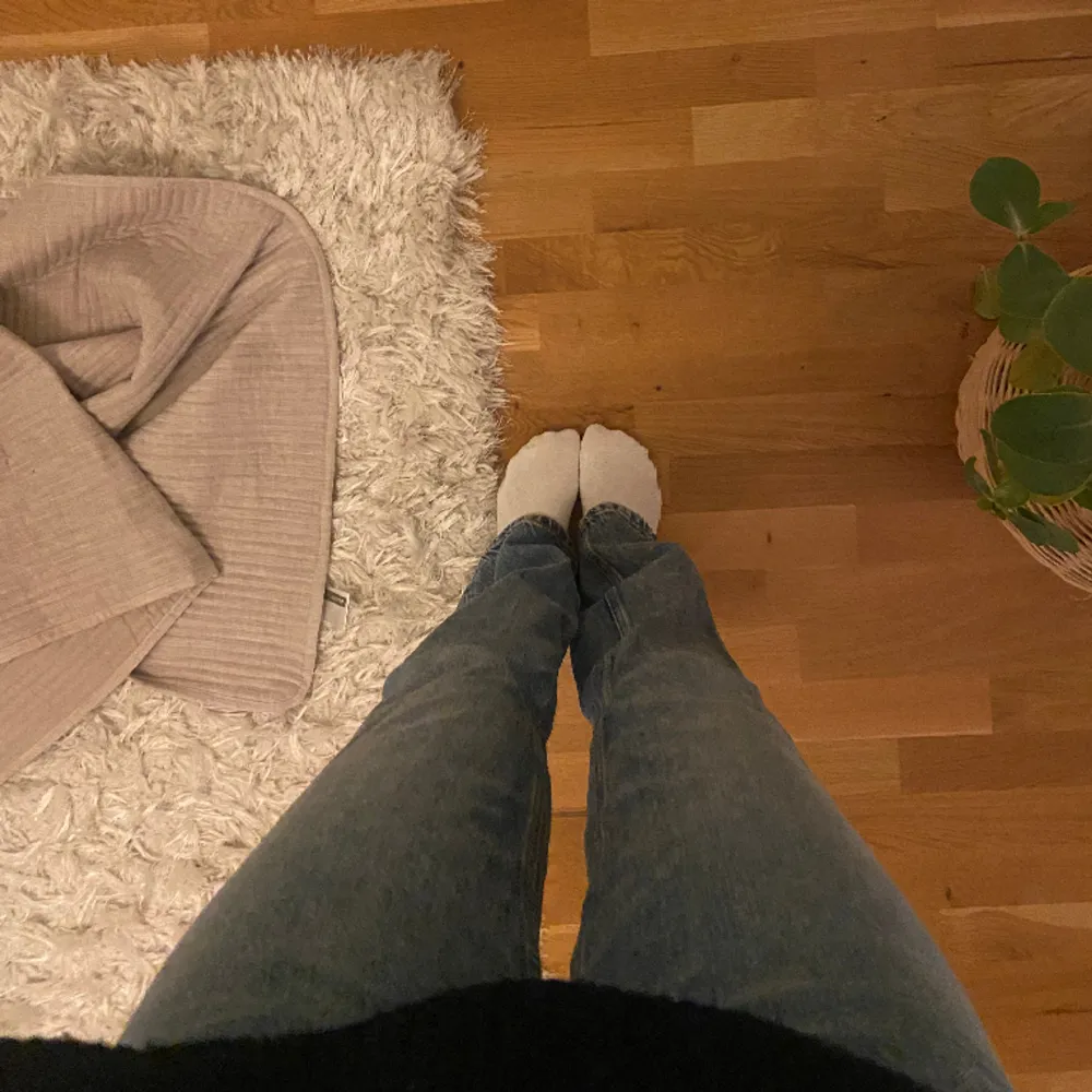 Säljer ett par sjukt snygga och sköna jeans från Zara. Köptes för ett tag sen och använt 1 gång. Säljer för att dom är för små för mig i midjan. Jag är 170cm lång och passar perfekt i längden.  Hör av dig kring fler frågor! . Jeans & Byxor.