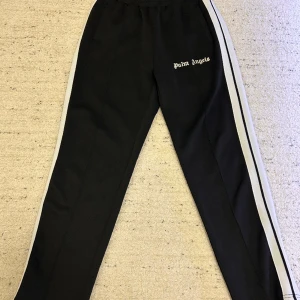 Palm angels mjukis - Säljer ett par feta palm angels mjukisbyxor som är i väldigt bra skick och knappt använda, kan även tänka mig gå ner i pris vid snabba affärer 
