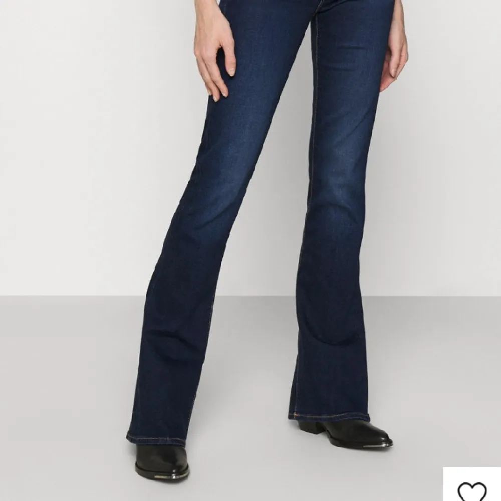 Supersköna slutsålda jeans från 7 i strl. 27/32 säljes då de var lite för stora för mig! Använda ett fåtal ggr. Inga defekter. Beskrivning finns på bilderna. Kan hämtas på Södermalm. Nypris var 1695kr. Jeans & Byxor.