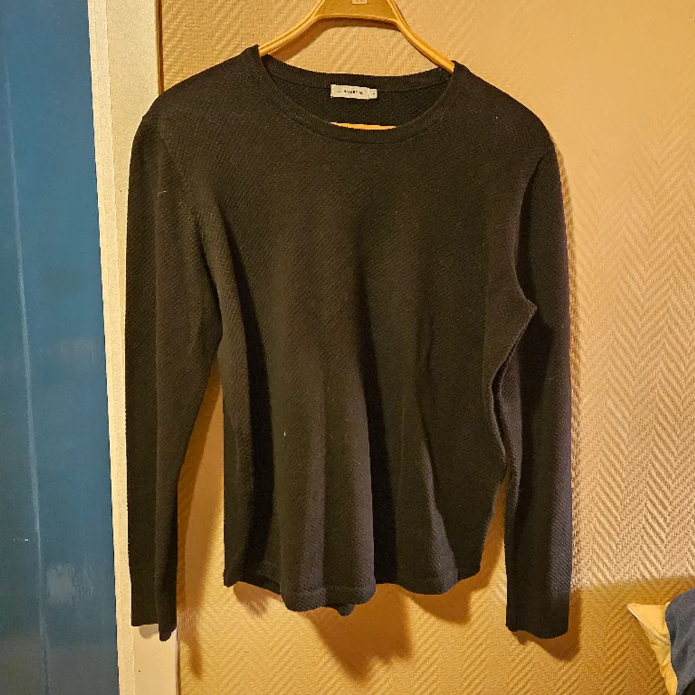 Små stickad J.lindeberg tröja. Fint skick. 150 kr + frakt. Tröjor & Koftor.