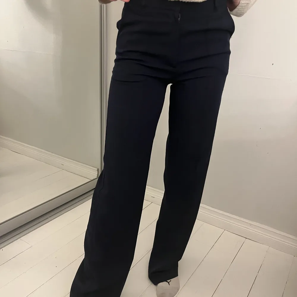 Marinblåa kostymbyxor med pressveck från Madlady i väldigt bra skick. Mid-high waist straight fit.. Jeans & Byxor.