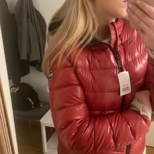 röd Colmar jacka  - Colmar jacka i storlek 38/40 Säljer för den e för stor. Säljer för 2000. Orginal pris 5000kr   KAN ÄVEN TÄNKA MIG BYTA MOT EN FJÄLLRÄVEN JACKA 🧥 