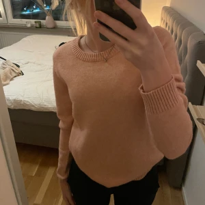 Stickad tröjja - Superfin rosa stickad tröjja i nyskick från Vila, som ser mer rosa ut i verkligheten. Köpt för 399kr. Går bra att trycka på köp nu💓 Perfekt för vardan🎀 ❗️Tillfälligt nedsatt pris❗️