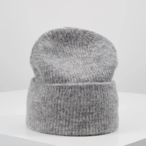 Samsøe Samsøe Grå Mössa  - HELT oanvänd grå mössa från Samsøe Samsøe. Så skön! Sticks inte alls. Köptes för 479 men säljer för 330 💘OBS, sista bilden är inte samma färg utan endast samma modell för att visa passform!