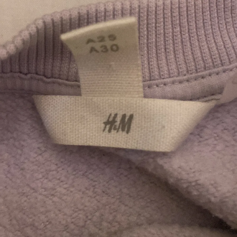 Lila hoodie med mussepigg tecken på oanvänd från h&m. Tröjor & Koftor.