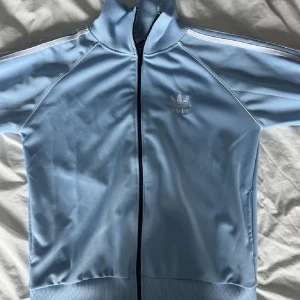 Adidas munkjacka  - Adidas munkjacka. Osäker på om äkta då jag fick i present. Jättefin! 