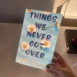 Säljer boken Things we never got over😇 Skicket är väldigt bra, älskade denna boken! Säljer då min bokhylla är helt full och vill fylla på med nya böcker💕 Nypris 240 på Adlibris