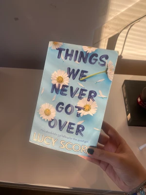 Things we never got over - Säljer boken Things we never got over😇 Skicket är väldigt bra, älskade denna boken! Säljer då min bokhylla är helt full och vill fylla på med nya böcker💕 Nypris 240 på Adlibris