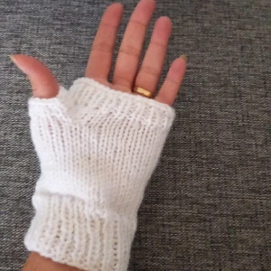 Nya vita torgvantar stl M/L - Julklappstips! Ett par nya vita torgvantar är just klara! Jag har stickat dem i ett garn som är varmt och skönt, men inte stickigt. Kan tvättas i 40 grader. Följ mig så ser du nya annonser!