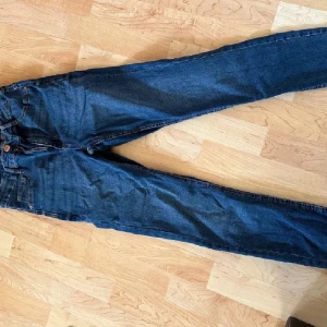 Molly Jeans - Molly jeans från Gina.  Använda cirka 1-2 gånger  Storlek M 