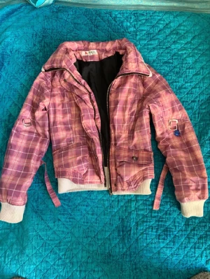 Jacka - Cool rosa jacka! Dragkedjan är sönder så den går ej att stänga. Men annars i bra skick 