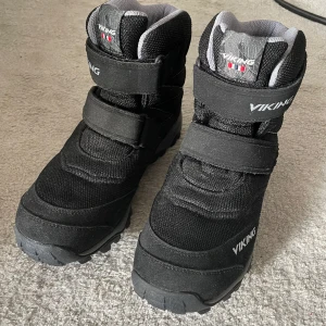  VIKINGBARNBAGN VELCRO GTX VINTERKÄNGOR - Viking vinterkängor för barn. Goretex. Ej använda så bra skick! Stl eur 38