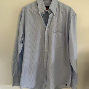 Äkta skjorta från Balenciaga, ljusblå- och vitrandig. Stl 17/43. Passar en XL eller en L för en oversized fit. Knappt använd. Som ny!   100% Bomull
