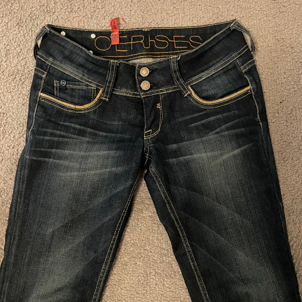Säljer ett par jättefina jeans! Inga defekter alls❤️ Midjemått 36  Innebenslängd 80 Bara och skriva!. Jeans & Byxor.