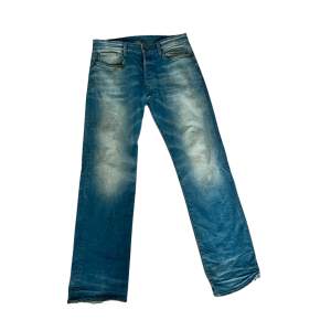 Feta washed diesel jeans, lite använda men syns knappt då de är slitna redan från början.  Pris går att diskutera och är öppen för byten!🖖