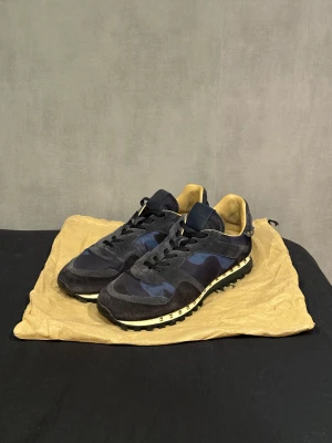 Valentino Rockrunner - Ett par fina Höst/Vinterskor ifrån Valentino🍂⛄️Nypris runt 8k, vid köp tillkommer Valentino Dustbag. Alla bitar kvar. Hör av dig vid eventuella frågor!💫👔